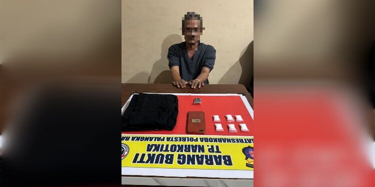 FOTO: MATAKALTENG - Terduga pelaku pengedar sabu pada saat diamankan di Mapolresta Palangka Raya.