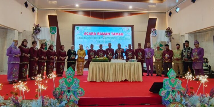 Foto : MATAKALTENG - Bupati Sukamara, Masduki memotong peringati Hari Jadi Ke-23 Kabupaten Sukamara.