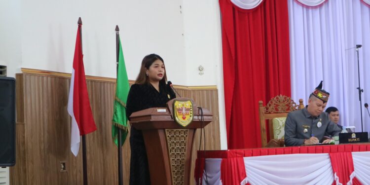 FOTO : DPRD GUMAS/MATA KALTENG - Juru Bicara Fraksi Partai Demokrat DPRD Kabupaten Gumas Neni Yuliani ketika menyampaikan pandangan umum, pada rapat paripurna DPRD setempat, pekan lalu.
