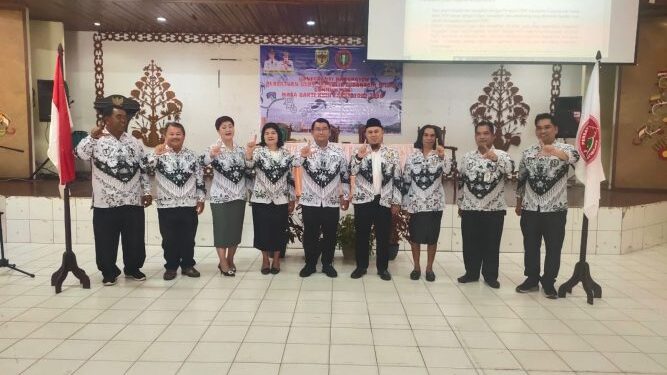 FOTO : PGRI GUMAS/MATA KALTENG - Ketua PGRI Kabupaten Gumas Aprianto bersama jajaran pengurus PGRI masa bakti 2025-2030, di GPU Tampung Penyang, Senin, 7 Juli 2025.