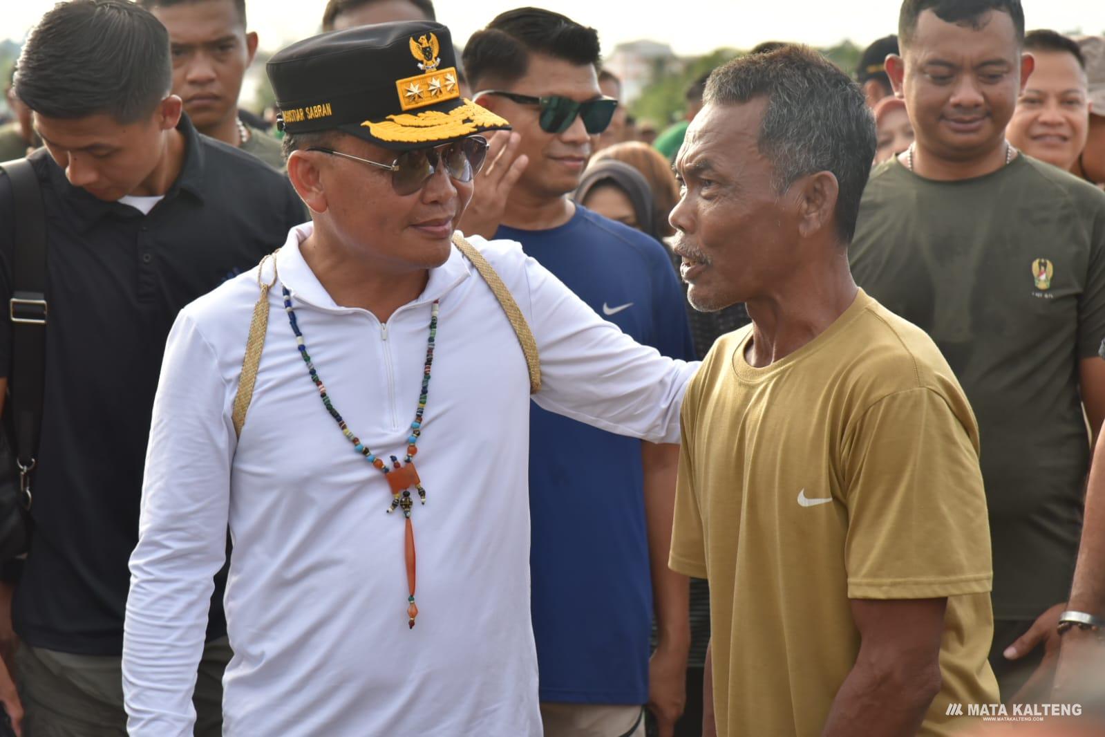 Gubernur Kalteng Agustiar Sabran Sapa Warga Saat Jalan Sore di Bandara Lama Muara Teweh