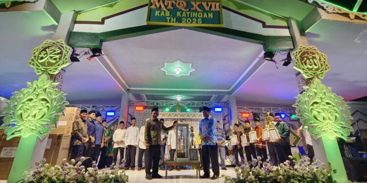 FOTO: MATAKALTENG - Wakil Bupati Katingan dan jajaran serta para juara dari berbagai kafilah Kecamatan foto bersama pada penutupan MTQ ke -XVII.