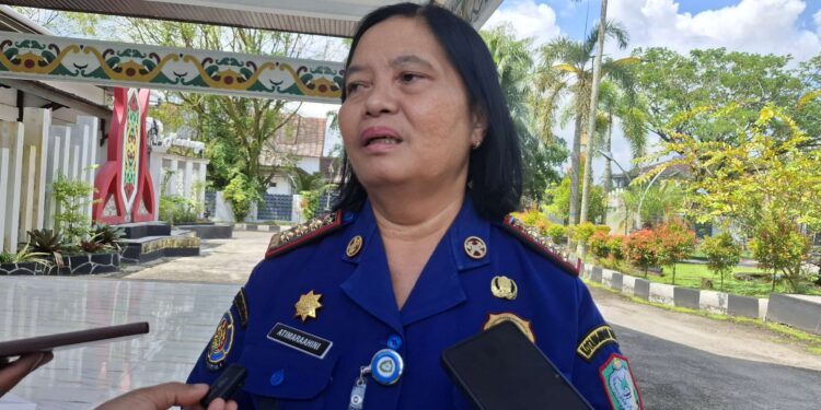 Foto:MATA KALTENG - Kepala Disdamkarmat Kotim, Ati Maraahini.