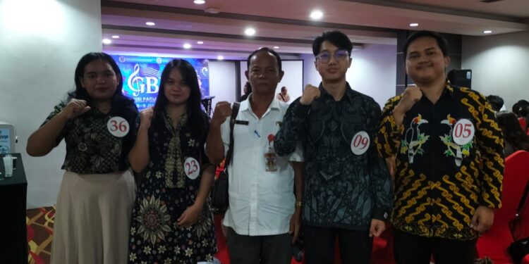 FOTO: MATAKALTENG - Kepala Disbudporapar Katingan, Kalpin foto bersama dengan peserta asal Kabupaten Katingan.
