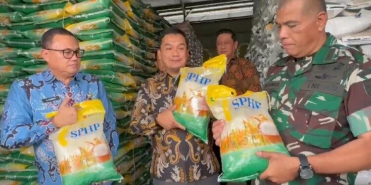 FOTO: IST/MATAKALTENG - Kepala Kantor Perum Bulog Wilayah Kalimantan Tengah, Budi Sultika saat ditemui awak media di Gudang Bulog Bukit Tunggal, Palangka Raya, Kamis 10 Juli 2025.
