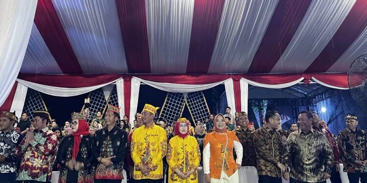 FOTO: IST/MATAKALTENG &
Bupati Kotawaringin Barat Hj Nurhidayah menghadiri pembukaan Festival Budaya Isen Mulang di Palangka Raya, Kalimantan Tengah, Sabtu 17 Mei 2025.