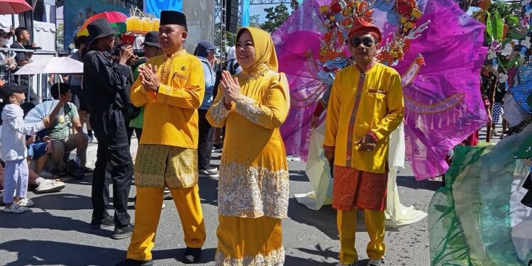 FOTO: IST/MATAKALTENG -
Bupati Kotawaringin Barat Nurhidayah bersama rombongan mengikuti karnaval budaya FBIM di Palangka Raya, Minggu 18 Mei 2025.