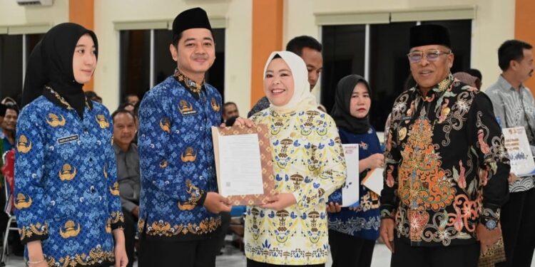 FOTO: IST/MATAKALTENG - Bupati Kotawaringin Barat didampingi Wabup Suyanto menyerahan secara simbolis Bupati Kotawaringin Barat (Kobar) tentang Pengangkatan CPNS, Rabu 21 Mei 2025.