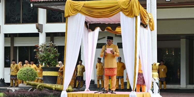FOTO: IST/MATAKALTENG -
Wakil Bupati Kotawaringin Barat Suyanto memimpin upacara peringatan hari jadi ke-68 Provinsi Kalteng, di halaman kantor Bupati Kobar, Jumat 23 Mei 2025.
