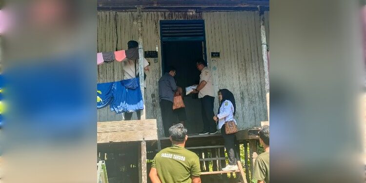 FOTO : KARANG TARUNA GUMAS/MATA KALTENG - Suasana pembagian paket sembako kepada warga di Desa Miwan dan Tewang Pajangan, Kamis, 10 Juli 2025.