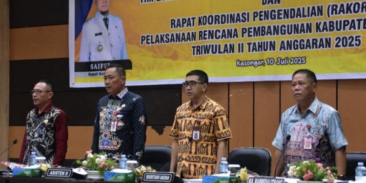 FOTO: MATAKALTENG - Pj Sekda Katingan sast buka rapat Pimpinan di aula Bappedalitbang Katingan.