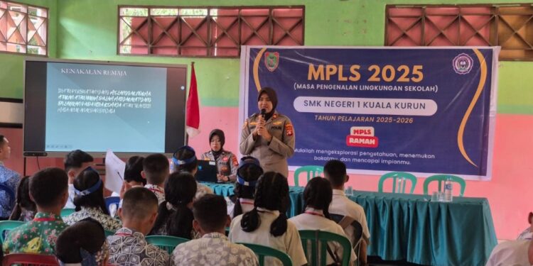 FOTO : HUMAS POLRES GUMAS/MATA KALTENG - Kapolsek Kurun Iptu Chintya Pradjipta Putri, ketika menyampaikan materi sosialisasi anti narkoba dan judi online, di SMKN 1 Kurun, Jumat, 11 Juli 2025.