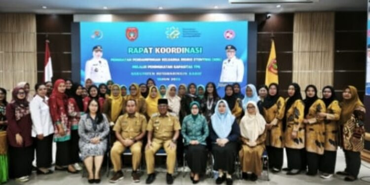 FOTO: IST/MATAKALTENG -
Wabup Kobar Suyanto berfoto bersama dengan tim TPPS di aulan Sangga Buana, Kantor Bupati Kobar, Selasa 20 Mei 2025.