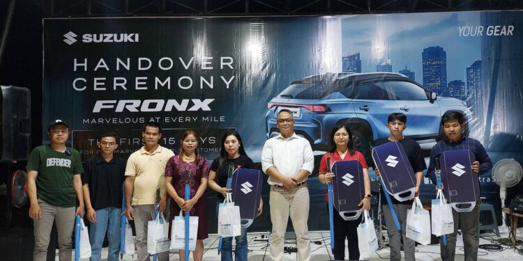 FOTO: RZL/MATAKALTENG - Branch Manager PT Mitra Putra Profitamas, Erwin Dirgantoro Jatmiko, pada saat foto bersama 15 orang pembeli pertama Suzuki Fronx.