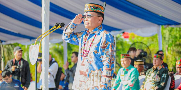 FOTO : IST/MATAKALTENG - Gubernur Kalimantan Tengah, Agustiar Sabran saat memimpin upacara peringatan Hari Koperasi Nasional (Harkopnas) ke-78 yang digelar di halaman Kantor Gubernur, Sabtu 12 Juli 2025.