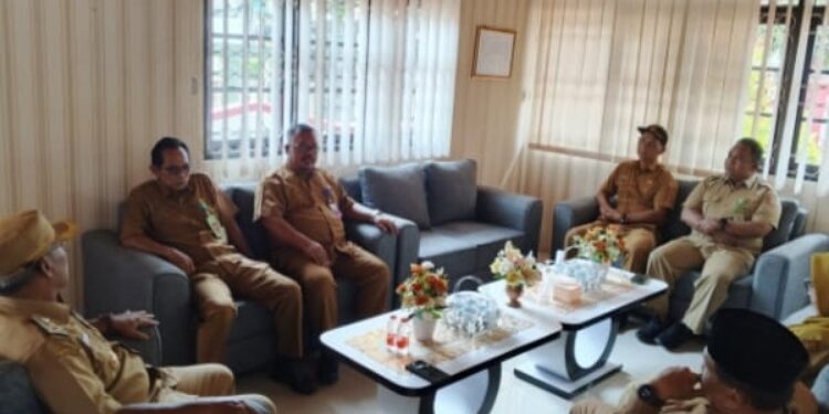 FOTO: IST/MATAKALTENG -
Wakil Bupati Kobar berdiskusi dengan sejumlah pejabat di Dinas Pemuda dan Olahraga (Dispora), Selasa 8 April 2025.