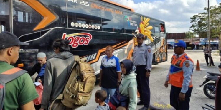 FOTO: IST/MATAKALTENG -
Pemantauan arus mudik lebaran di Terminal Natai Suka, Pangkalan Bun, Kabupaten Kotawaringin Barat, Selasa 8 April 2025.