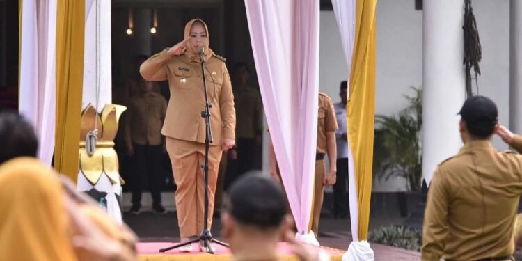 FOTO: IST/MATAKALTENG -
Apel gabungan sekaligus halal bihalal lebaran Idul Fitri 1446 hijriah di halaman kantor Bupati Kotawaringin Barat, Selasa 8 April 2025.