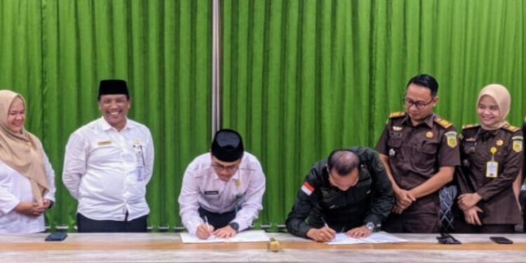 FOTO: IST/MATAKALTENG -
Bapenda Kotawaringin Barat menjalin kerja sama dengan Kejaksaan Negeri guna mengoptimalkan pajak daerah, Rabu 5 Maret 2025.