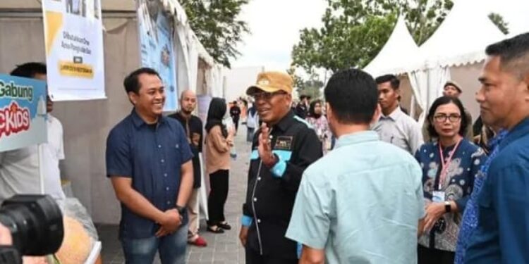FOTO: IST/MATAKALTENG
Wakil Bupati Kotawaringin Barat Suyanto membuka Kobar Job Fair Kolaborasi 2025, Sabtu 26 April 2025.