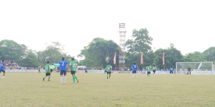 FOTO: AGUS/MATAKALTENG - Suasana pertandingan turnamen sepak bola HNR Cup 1 2025 di Stadion 29 Nopember Sampit. 