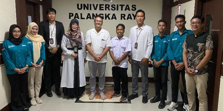 FOTO: IST/MATAKALTENG - Foto bersama usai berdiskusi dan berkoordinasi dengan Wakil Rektor Bidang Kemahasiswaan dan Alumni Universitas Palangka Raya.
