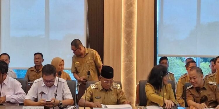 FOTO: IST/MATAKALTENG -
Rakor percepatan penyelesaian peruntukan lahan dalam program swasembada pangan Satuan Tugas (Satgas) Pendampingan, Pengawalan, dan Pencegahan Bidang Hukum (P3H)di aula rapat lantai 3, Kejati Kalteng, Selasa 11 Maret 2025.