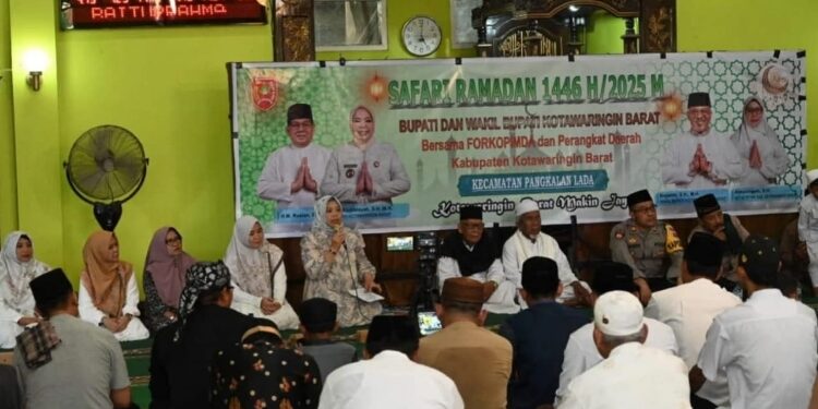 FOTO: IST/MATAKALTENG -
Bupati Kotawaringin Barat Hj Nurhidayah menyerahkan dana hibah pembangunan masjid dalam rangkaian Safari Ramadan di Pangkalan Lada, Senin 11 Maret 2025.