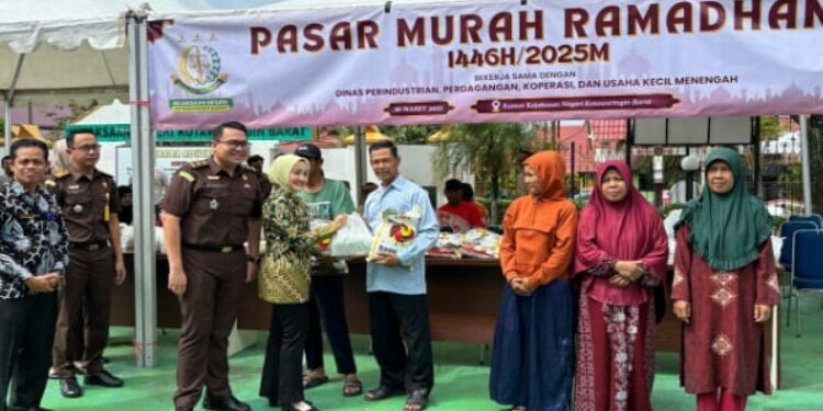 FOTO: IST/MATAKALTENG -
Pasar murah digelar Pemerintah Kabupaten Kobar di halaman kantor Kejaksaan Negeri Kotawaringin Barat, Kamis 20 Maret 2025.