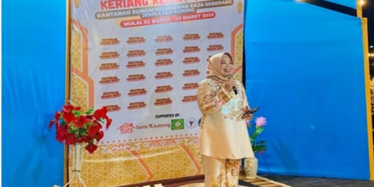 FOTO: IST/MATAKALTENG -
Bupati Kotawaringin Barat Hj Nurhidayah menutup secara resmi Festival Keriang Keriut DJ Kelurahan Raja Seberang, Kecamatan Arut Selatan, Minggu 23 Maret 2025.