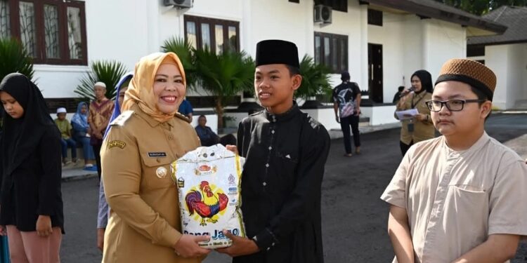 FOTO: IST/MATAKALTENG -
Bupati Kotawaringin Barat menyerahkan paket sembako kepada anak yatim di halaman Rumah Jabatan Bupati Kotawaringin Barat, Senin 23 Maret 2025.