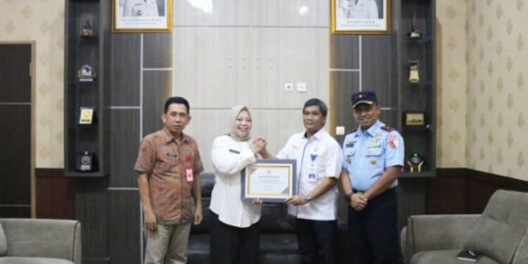 FOTO: IST/MATAKALTENG -
UPBU Bandara Udara Iskandar menerima penghargaan dari Bupati Kotawaringin Barat, Kamis 27 Maret 2025.