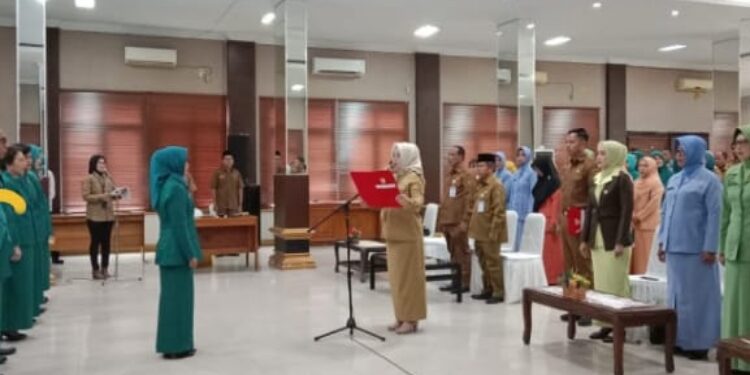 FOTO: IST/MATAKALTENG -
Bupati Kotawaringin Barat Hj Nurhidayah mengukuhkan dan melantik Ketua dan Pengurus TP PKK di aula Sangga Buana, Selasa 25 Maret 2025.