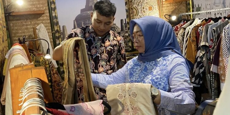 FOTO: PROKOPIM KOTIM/MATA KALTENG - Ketua Dekranasda Kabupaten Kotim saat kunjungi pameran UMKM Dekranasda Selindo yang diselenggarakan di Kalimantan Timur. 