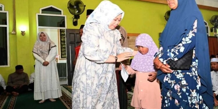 FOTO: IST/MATAKALTENG -
Safari Ramadan perdana di Masjid Al Fajar, Kelurahan Baru, Kecamatan Arut Selatan, Kabupaten Kotawaringin Barat, Senin 10 Maret 2025.