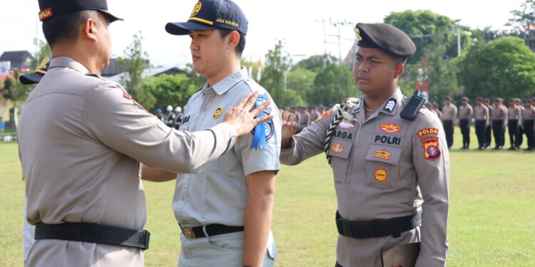 FOTO: MATAKALTENG - Kapolda Kalteng, Irjen Pol Iwan Kurniawan, pada saat menyematkan pita kepada personel Operasi Patuh Telabang 2025.