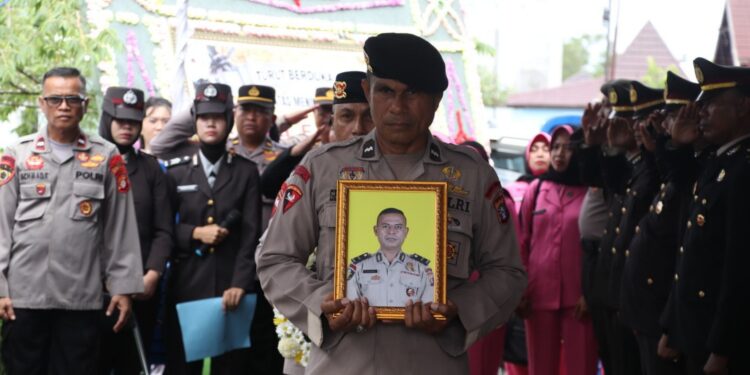 FOTO: MATAKALTENG - Upacara pelepasan jenazah Alm. Aipda Faredik Kadek.