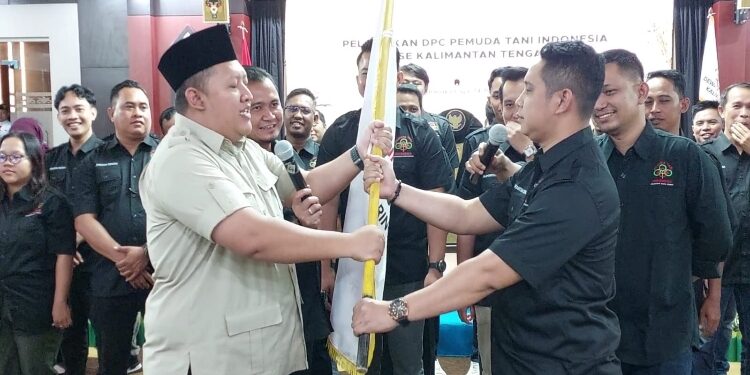 FOTO: IST/MATA KALTENG - Penyerahan bendera PTI kepada ketua baru Abdul Rasid Ajak.