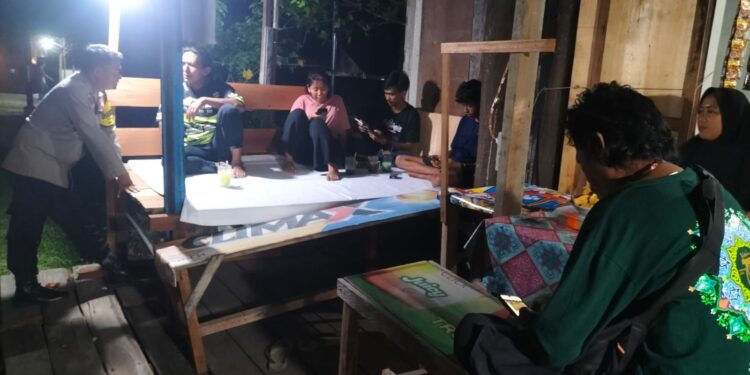 FOTO: MATAKALTENG - Personel Polsek Bukit Batu pada saat mengedukasi waspada aksi premanisme.
