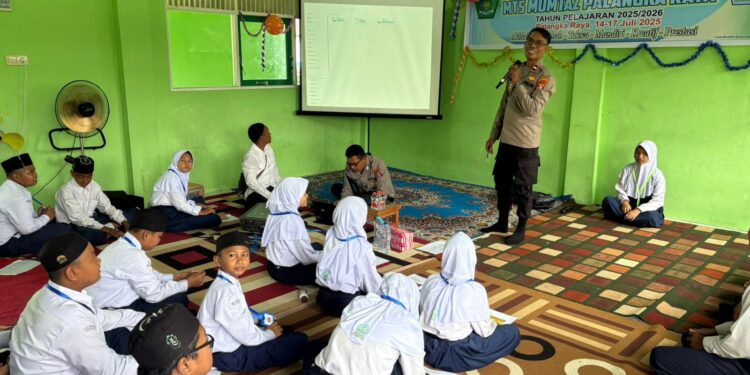 FOTO: MATAKALTENG - Kanit Binpolmas Polresta Palangka Raya, Ipda Teguh Santoso, pada saat mengedikasi siswa MTS Mumtaz Palangka Raya.