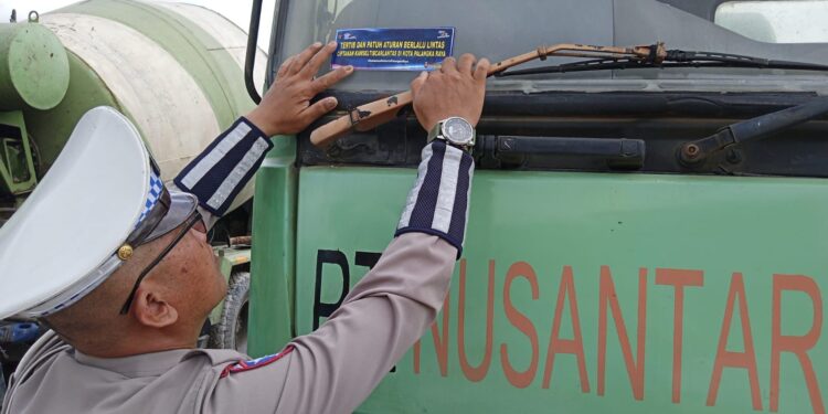 FOTO: MATAKALTENG - Satlantas Polresta Palangka Raya, pada saat menempel stiker edukasi tertib berlalu lintas.