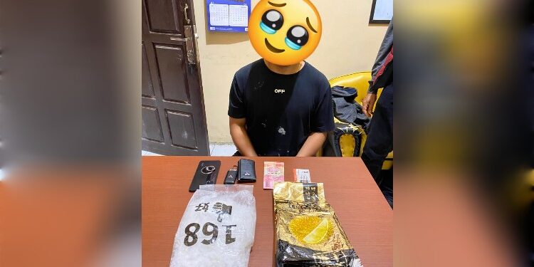 FOTO: MATAKALTENG - Terduga pelaku RR beserta barang bukti pada saat diamankan di Polda Kalteng.
