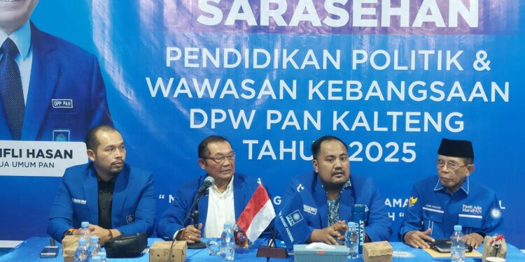 FOTO: MATAKALTENG - Ketua DPW PAN Kalteng Achmad Diran bersama Ketua Harian DPW PAN Kalteng Tomy Irawan Diran, Sekretaris DPW PAN Kalteng Noorkhalis Ridha dan jajaran saat memberikan keterangan ke awak media di Kantor DPW PAN Kalteng.