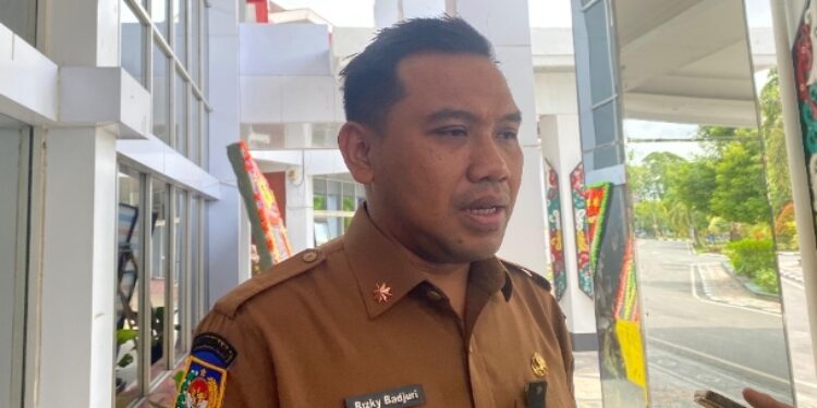 FOTO: NRA/MATAKALTENG - Kepala Dinas Perkebunan Kalimantan Tengah, Rizky Badjuri,saat ditemui di Aula Jayang Tingang Kantor Gubernur Kalimantan Tengah, usai kegiatan, senin 15 Juli 2025.