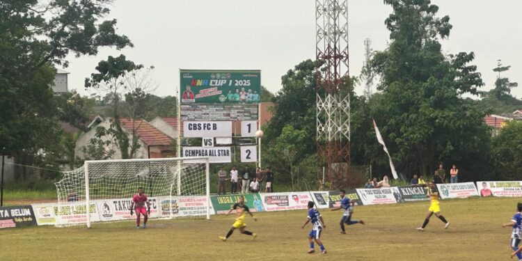 FOTO: AGUS/MATAKALTENG- Cempaga All Star (kuning) vs CBS FC B (biru) di babak 8 besar turnamen HNR Cup I di stadion 29 Nopember Sampit pada Selasa, 15 Juli 2025 sore.