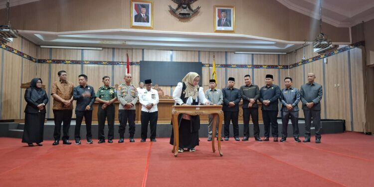 Foto: DIAN/MATA KALTENG - Penandatangan tentang nota kesepakatan KUA-PPAS Murni T.A 2026, 16 Juli 2025.