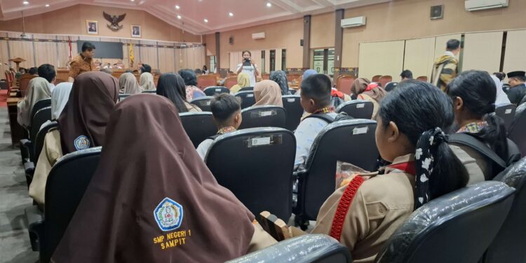 Foto: DIAN/MATA KALTENG - Outing class SMPN 1 Sampit dalam rangka MPLS di ruang paripurna DPRD Kotim, 16 Juli 2025.