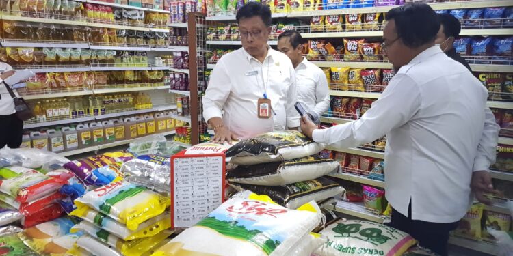 Foto: IST/MATA KALTENG - Sidak takaran beras dan minyakkita di sejumlah swalayan dan ritel modern yang ada di Kota Sampit, 16 Juli 2025.