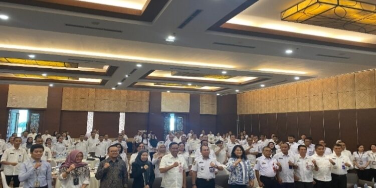 FOTO: IST/MATAKALTENG - Pengukuhan Gubernur Kalteng H. Agustiar Sabran bersama Ketua TP PKK Prov. Kalteng Aisyah Thisia Agustiar Sabran sebagai Ayah dan Bunda GenRe serta Orang Tua Asuh GENTING Kalteng.