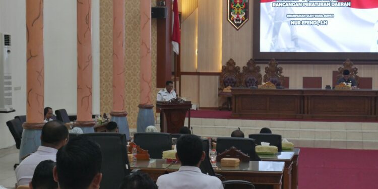 Foto : MATAKALTENG - Kegiatan penyampaian 8 buah Rancangan Peraturan Daerah (Raperda) di rapat paripurna DPRD Kabupaten Sukamara, Rabu, (16/7/2025).